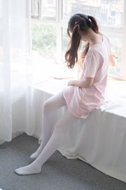 «Розовая девушка и белая шелковая стопа» [Фонд Сен Луо] R15-035